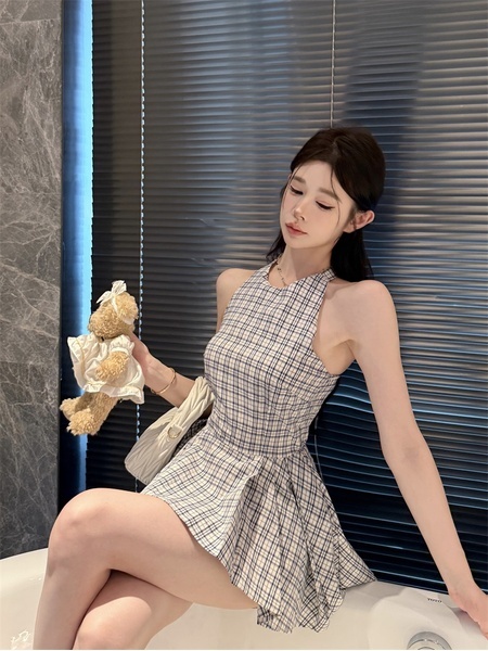 Real shot and real price for summer vacation, fresh and age-reducing plaid halter neck vest suspender dress in blue and white, irregular and slim.