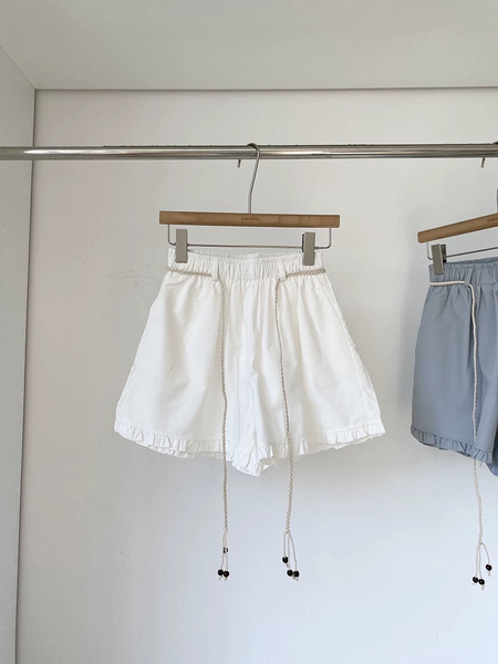Korean Elastic Waist Stitching Lace Casual Shorts in White – New Summer Holiday Style with Sweet Beaded Belt