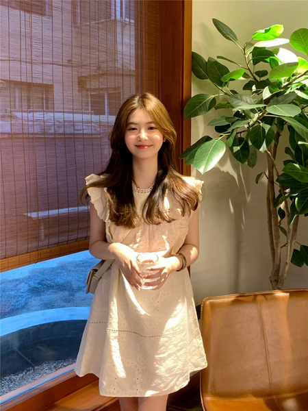 2025 New Summer Women's Wear French Tea Break Pure Desire Style High-End Small Flying Sleeve Dress in Cream